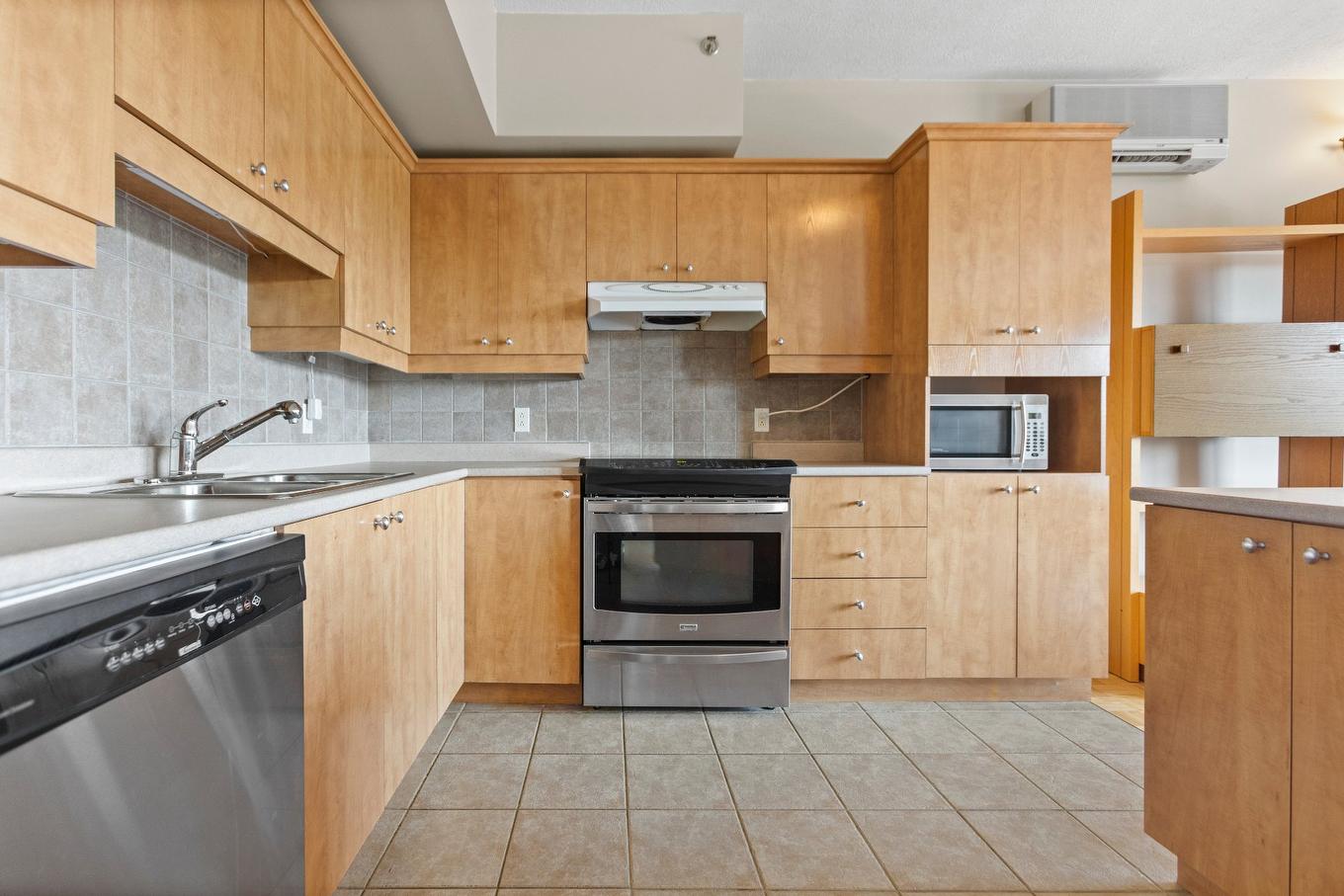 Cuisine - 717-18 Ch. Du Bord-Du-Lac-Lakeshore, Pointe-Claire, QC - Indoor Photo Showing Kitchen