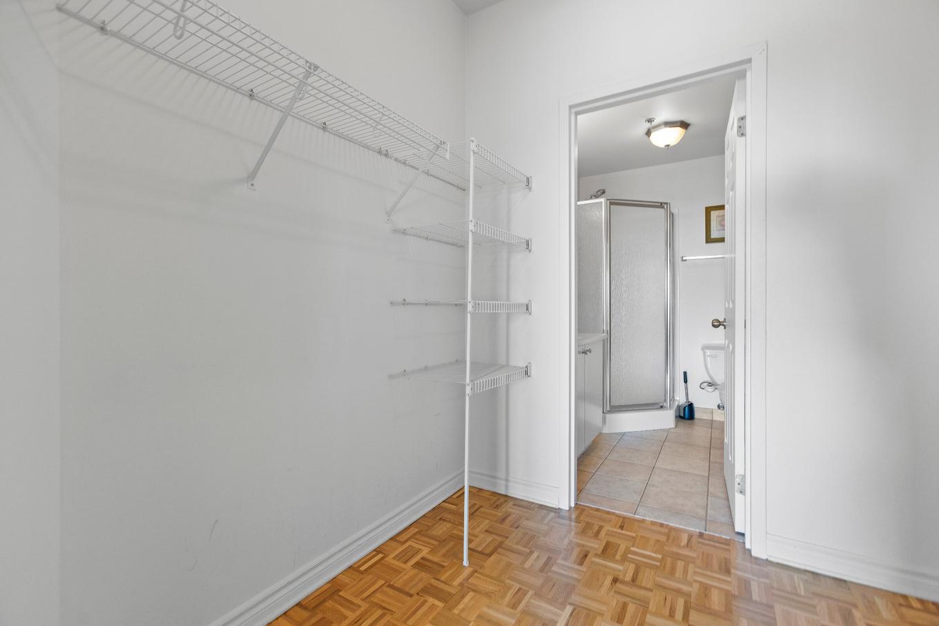 Penderie (Walk-in) - 717-18 Ch. Du Bord-Du-Lac-Lakeshore, Pointe-Claire, QC - Indoor With Storage