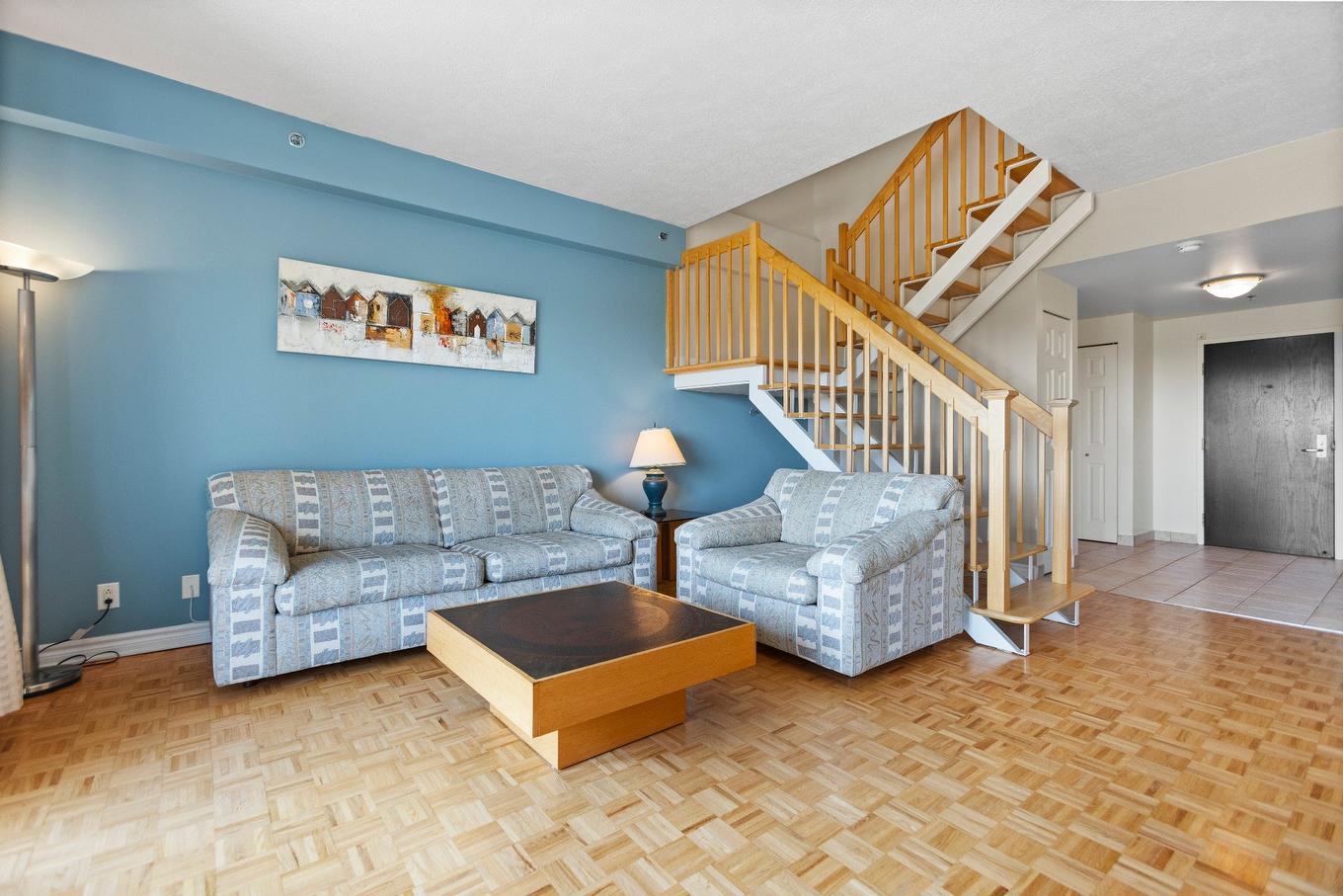 Salon - 717-18 Ch. Du Bord-Du-Lac-Lakeshore, Pointe-Claire, QC - Indoor Photo Showing Living Room