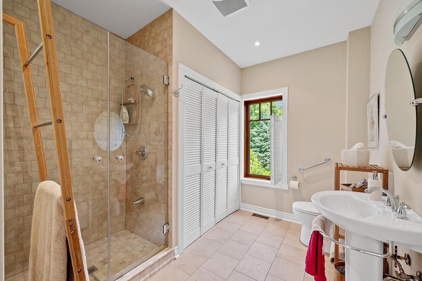 Bathroom - 169 Ch. Du Tour-Du-Lac, Sainte-Agathe-Des-Monts, QC - Indoor Photo Showing Bathroom