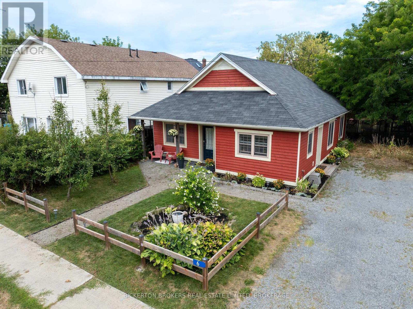 6 Yonge Street, Lansdowne Village, ON - Outdoor