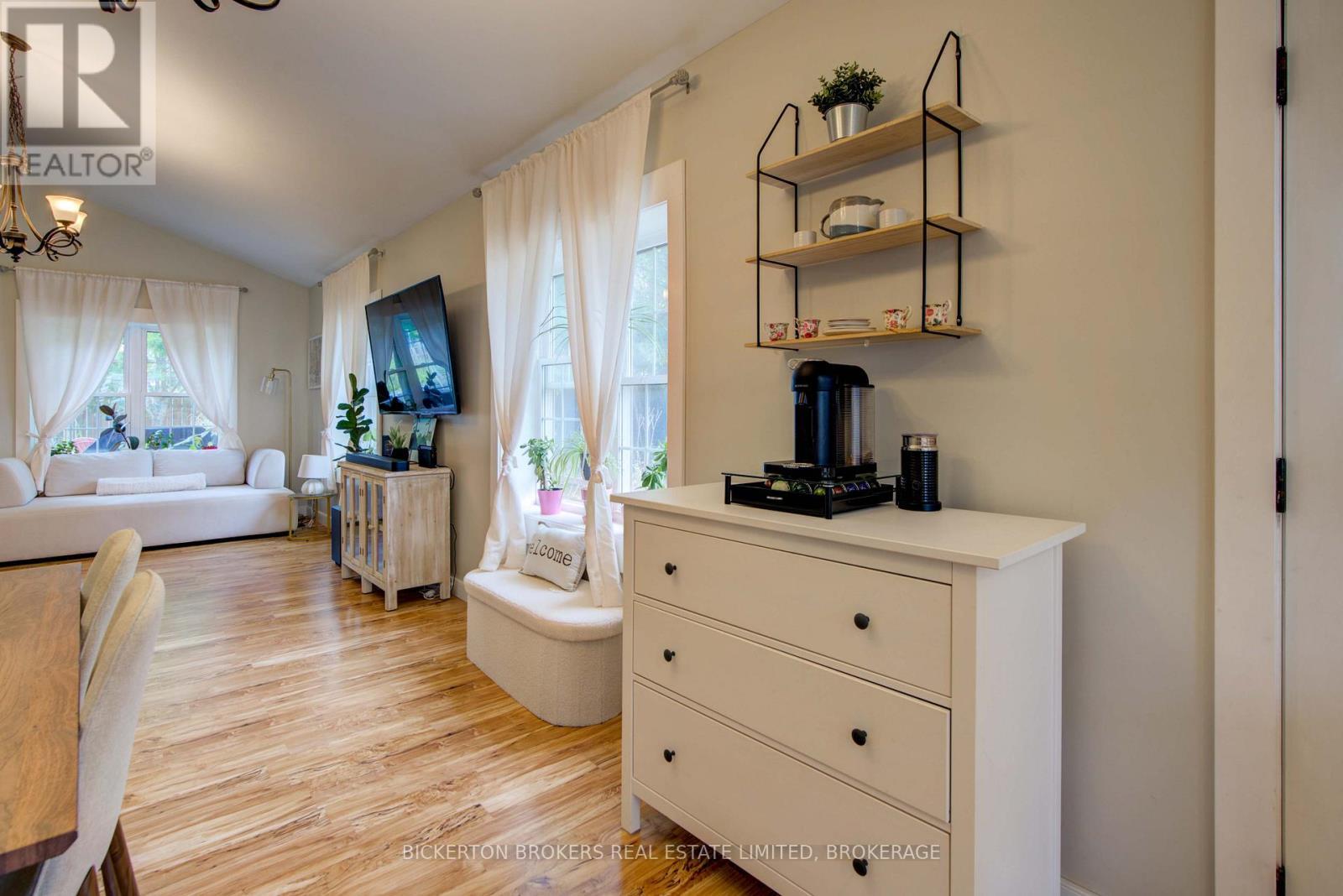 6 Yonge Street, Lansdowne Village, ON - Indoor