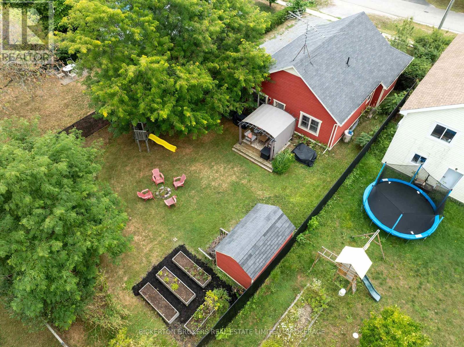 6 Yonge Street, Lansdowne Village, ON - Outdoor