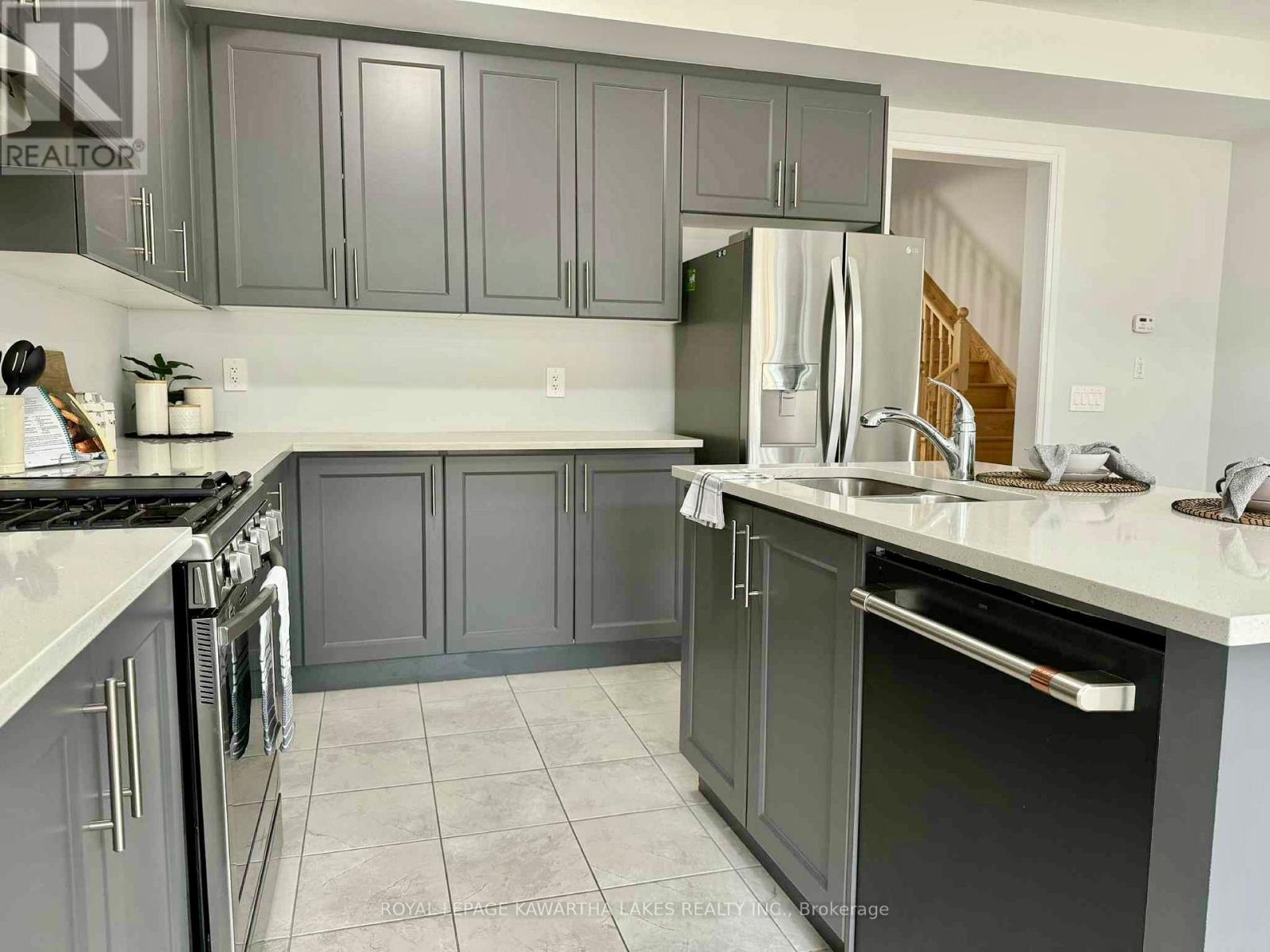 19 Keenan Street, Kawartha Lakes (Lindsay), ON - Indoor Photo Showing Kitchen With Double Sink With Upgraded Kitchen