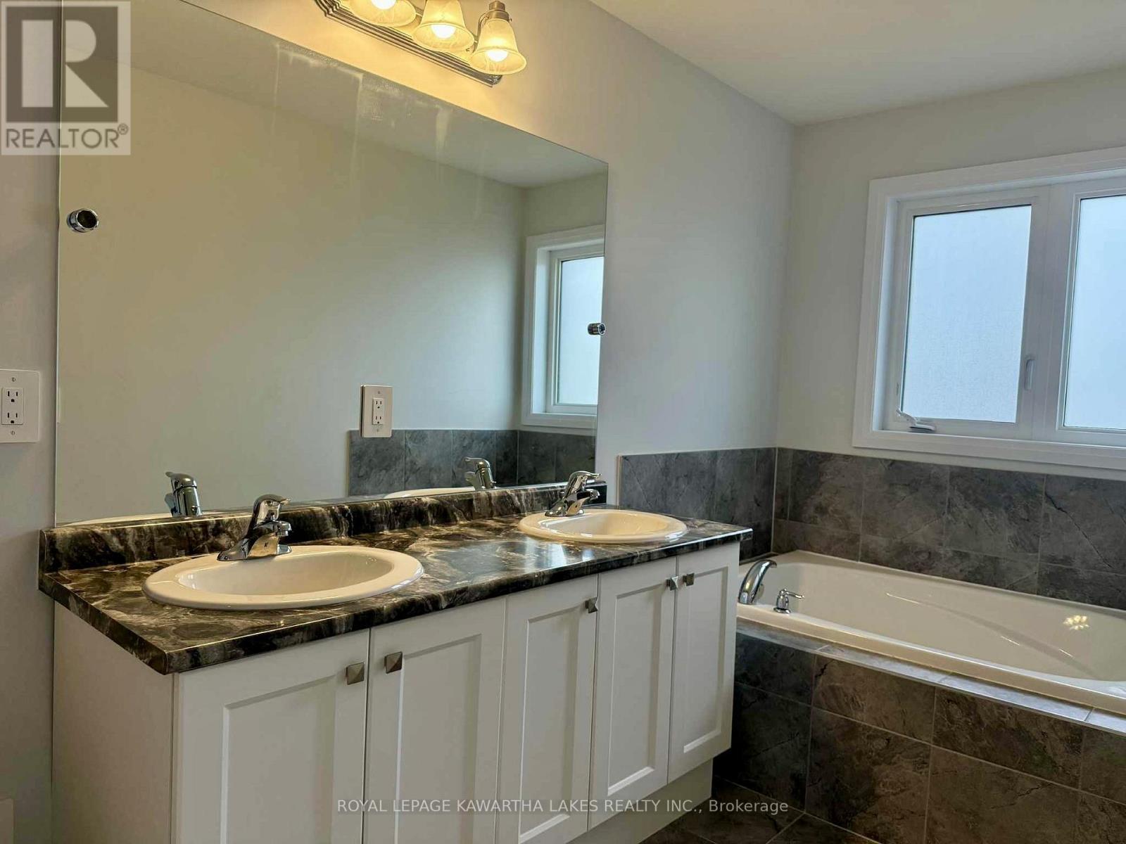Ensuite Bathroom - 19 Keenan Street, Kawartha Lakes (Lindsay), ON - Indoor Photo Showing Bathroom