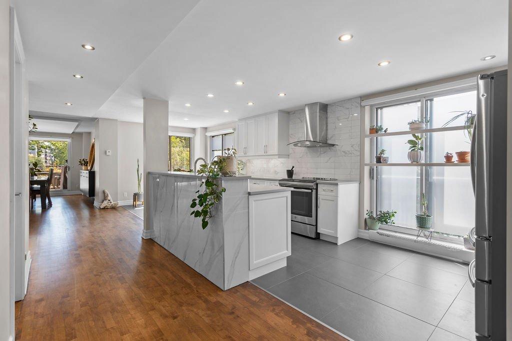 Cuisine - 101-4570 Ch. Des Cageux, Laval (Chomedey), QC - Indoor Photo Showing Kitchen With Upgraded Kitchen