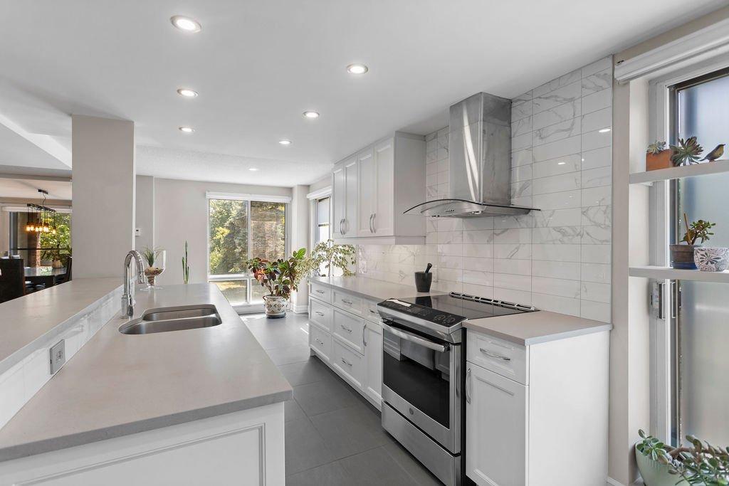 Cuisine - 101-4570 Ch. Des Cageux, Laval (Chomedey), QC - Indoor Photo Showing Kitchen With Double Sink With Upgraded Kitchen