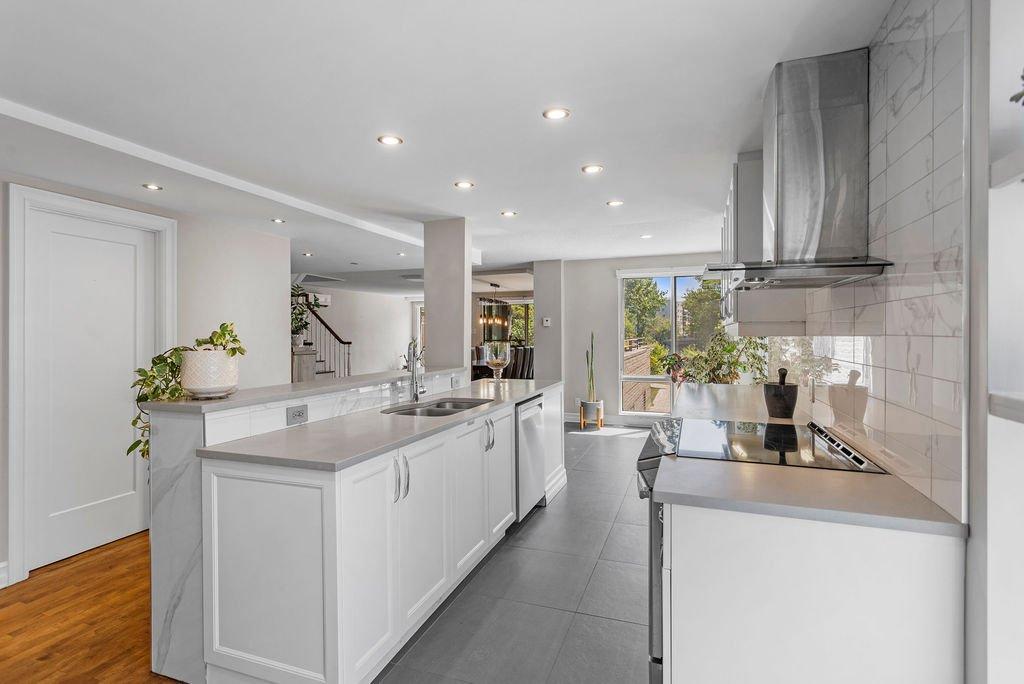 Cuisine - 101-4570 Ch. Des Cageux, Laval (Chomedey), QC - Indoor Photo Showing Kitchen With Double Sink