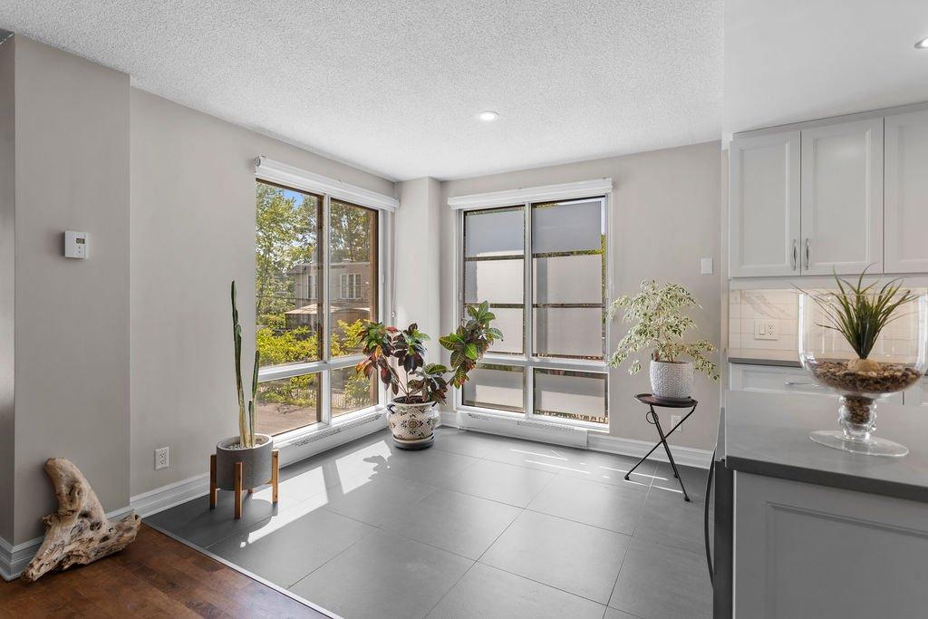 Coin-repas - 101-4570 Ch. Des Cageux, Laval (Chomedey), QC - Indoor