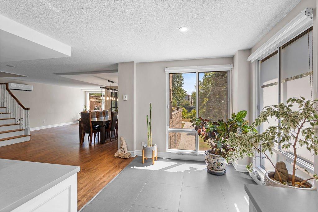 Coin-repas - 101-4570 Ch. Des Cageux, Laval (Chomedey), QC - Indoor