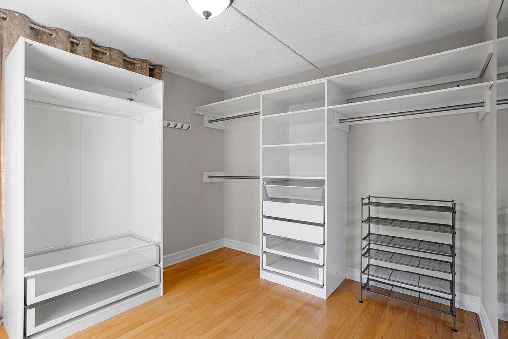 Penderie (Walk-in) - 101-4570 Ch. Des Cageux, Laval (Chomedey), QC - Indoor With Storage