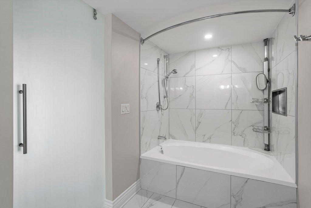 Salle de bains attenante à la CCP - 101-4570 Ch. Des Cageux, Laval (Chomedey), QC - Indoor Photo Showing Bathroom