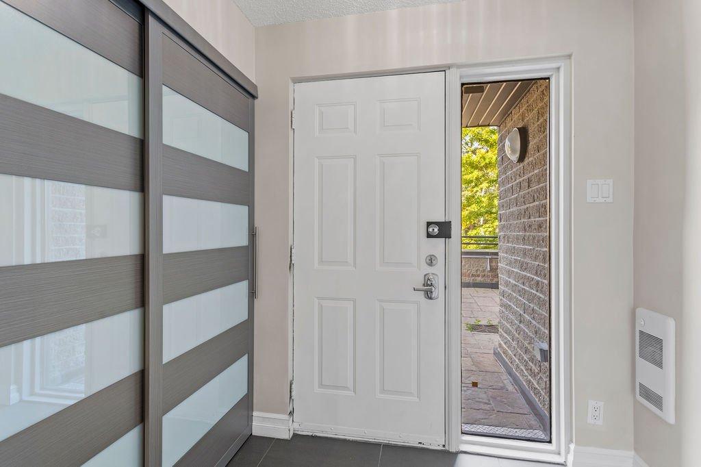 Hall d'entrée/Vestibule - 101-4570 Ch. Des Cageux, Laval (Chomedey), QC - Indoor Photo Showing Other Room