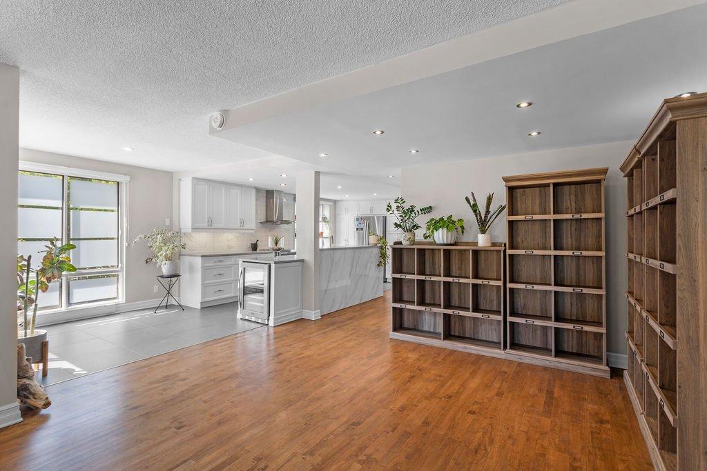 Salon - 101-4570 Ch. Des Cageux, Laval (Chomedey), QC - Indoor