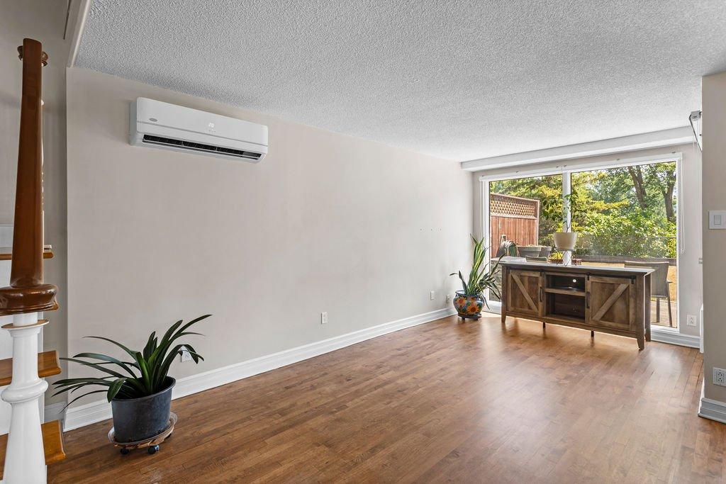 Salon - 101-4570 Ch. Des Cageux, Laval (Chomedey), QC - Indoor