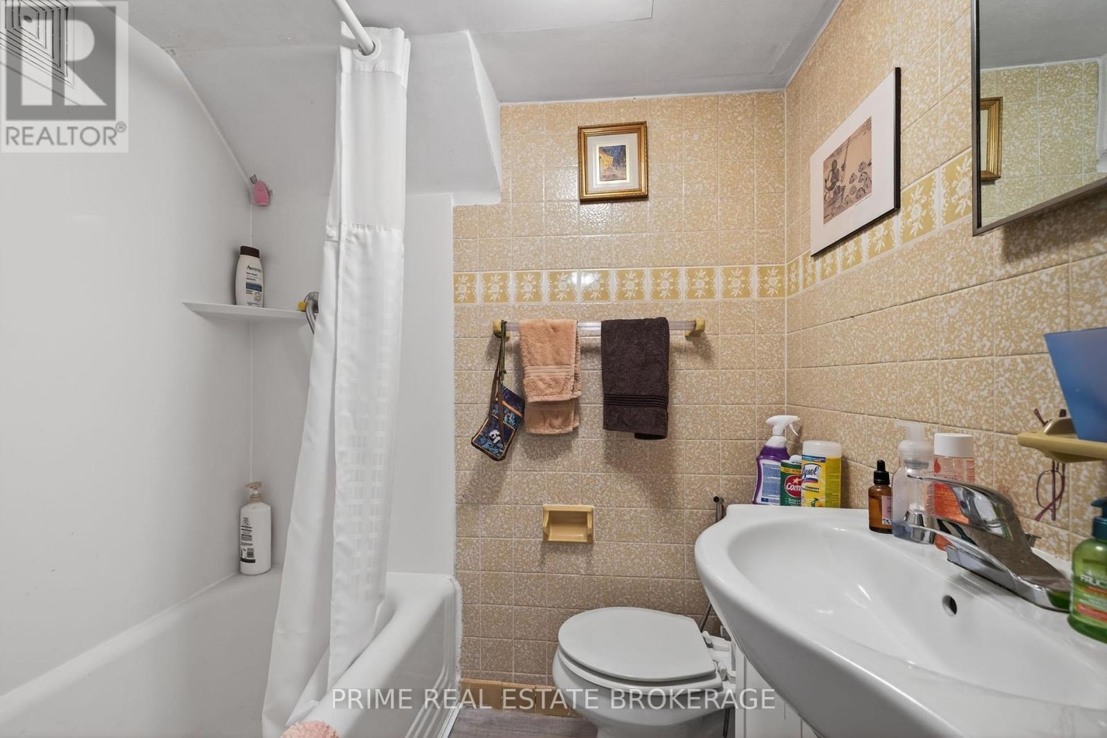 38 Hincks Street, St. Thomas, ON - Indoor Photo Showing Bathroom