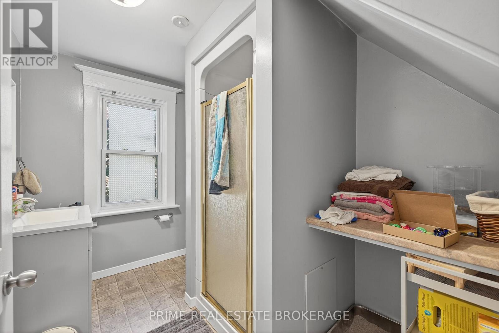 38 Hincks Street, St. Thomas, ON - Indoor Photo Showing Bathroom