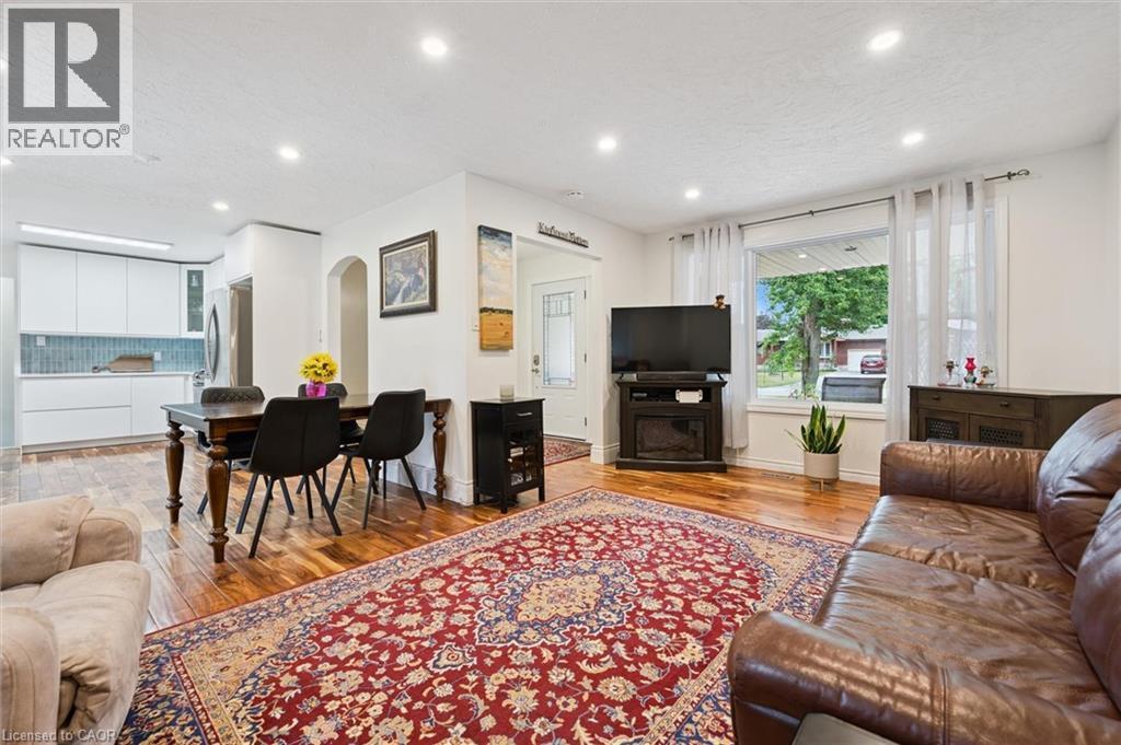37 Victoria Crescent, Fergus, ON - Indoor Photo Showing Living Room