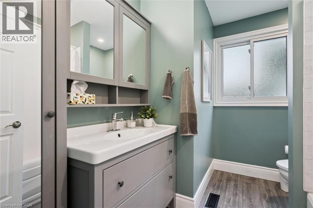 37 Victoria Crescent, Fergus, ON - Indoor Photo Showing Bathroom