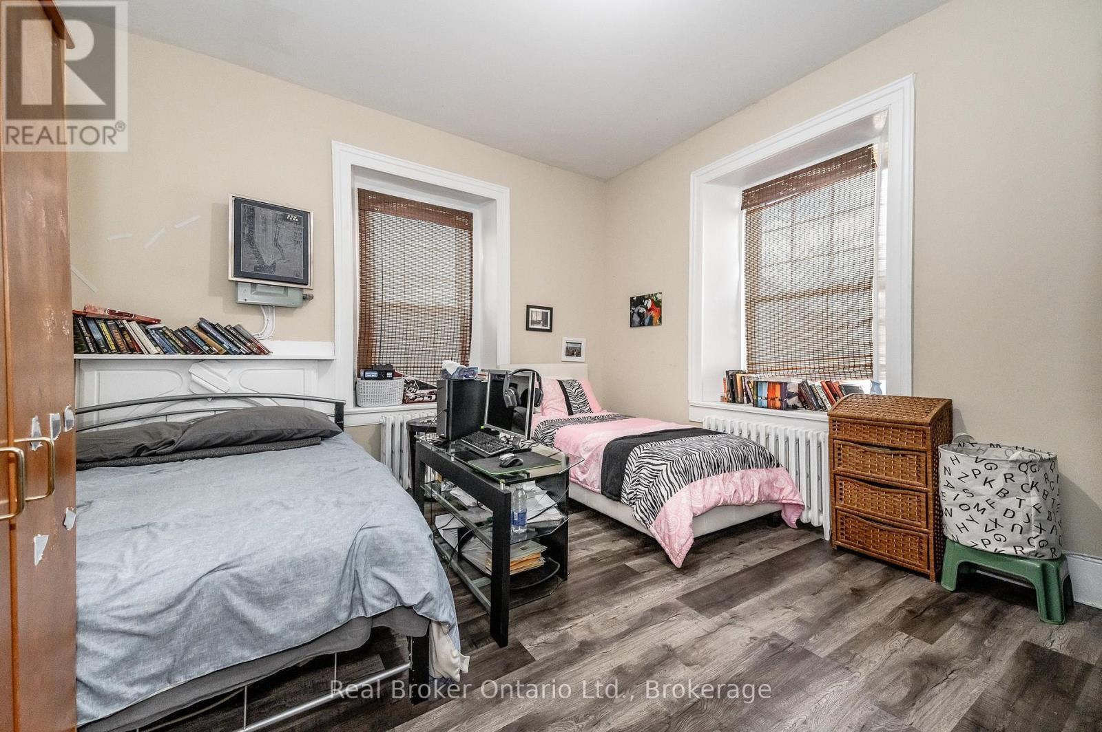 26 Queen Street E, Cambridge, ON