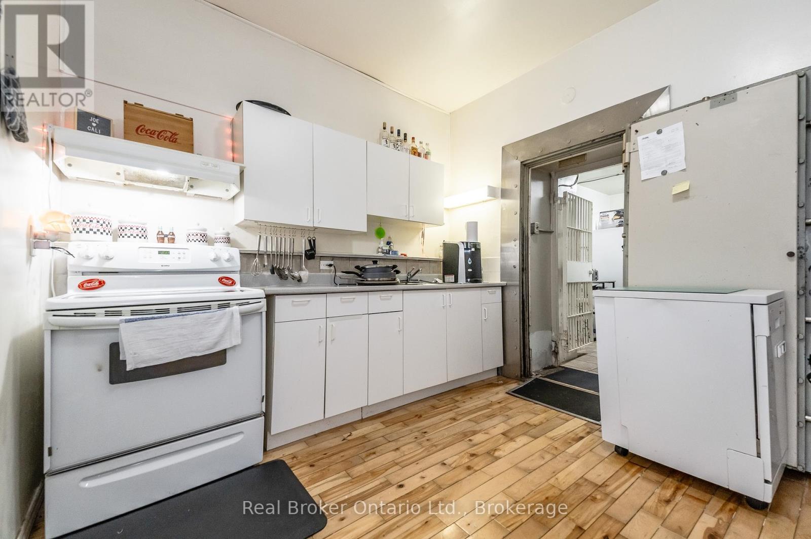 26 Queen Street E, Cambridge, ON