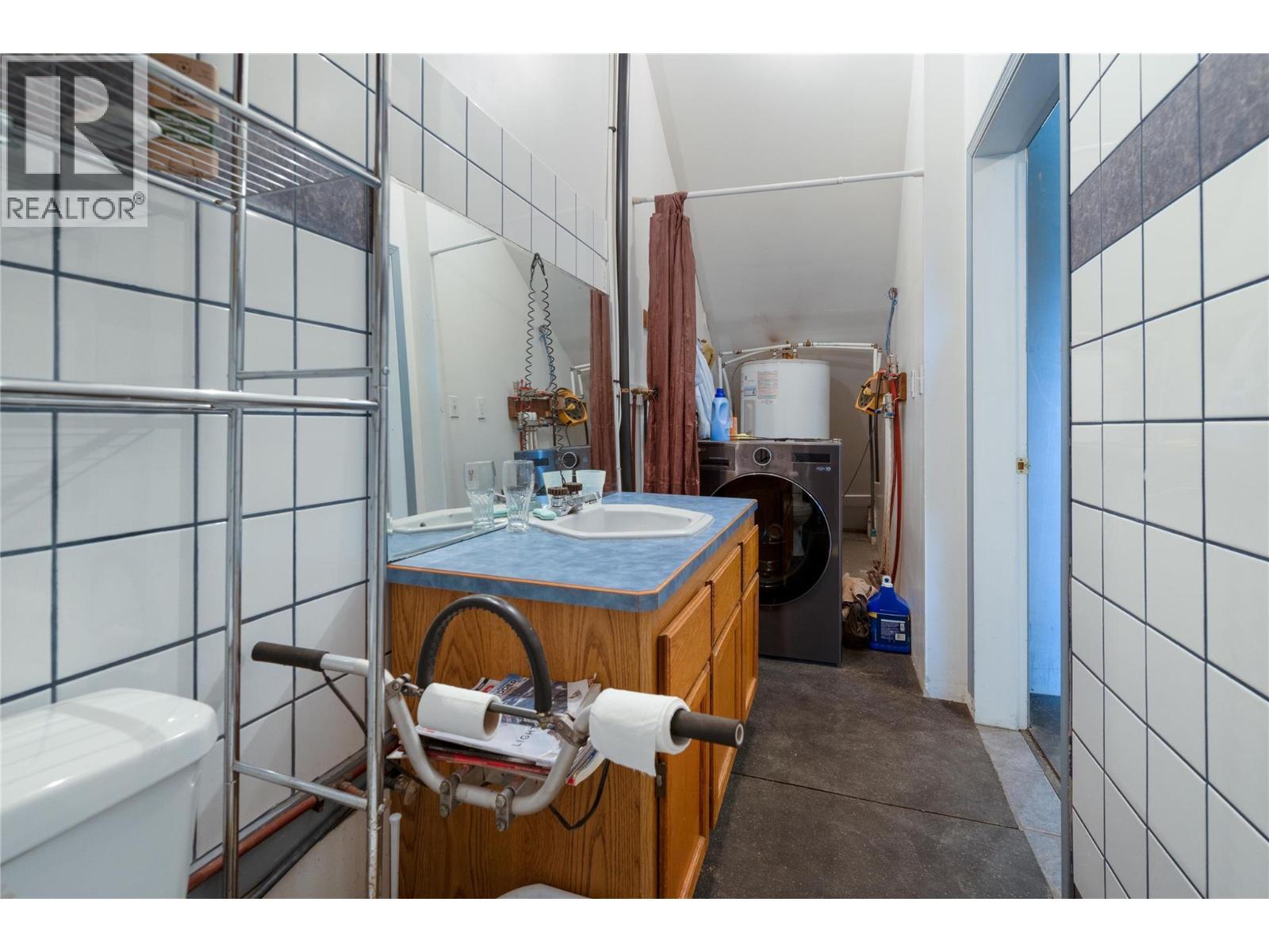 7630 97A Highway, Mara, BC - Indoor Photo Showing Bathroom