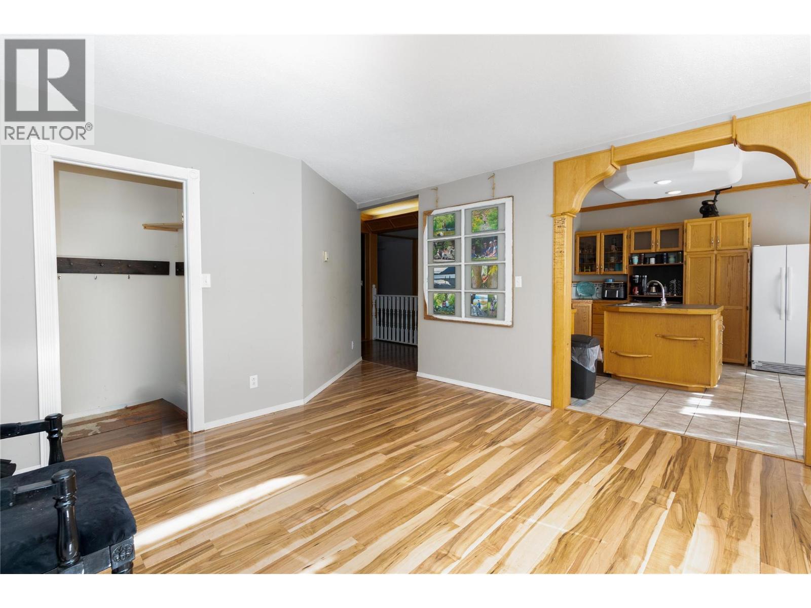 7630 97A Highway, Mara, BC - Indoor