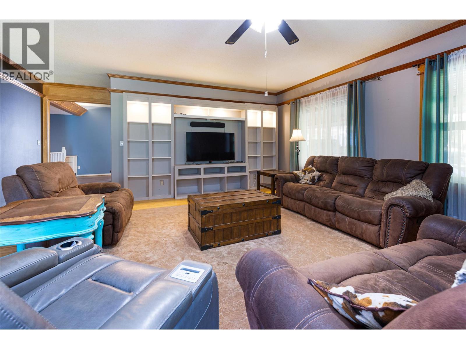 7630 97A Highway, Mara, BC - Indoor Photo Showing Living Room