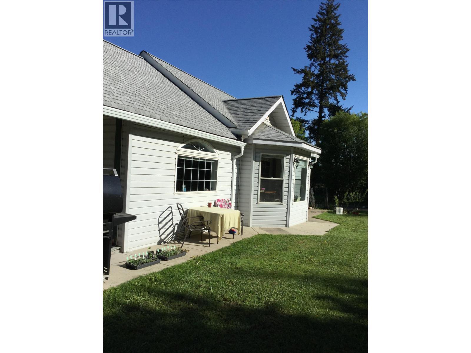 7630 97A Highway, Mara, BC - Outdoor