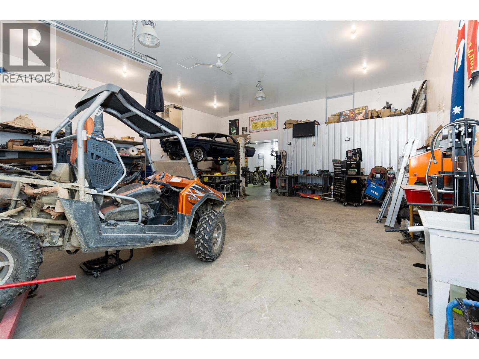 7630 97A Highway, Mara, BC - Indoor