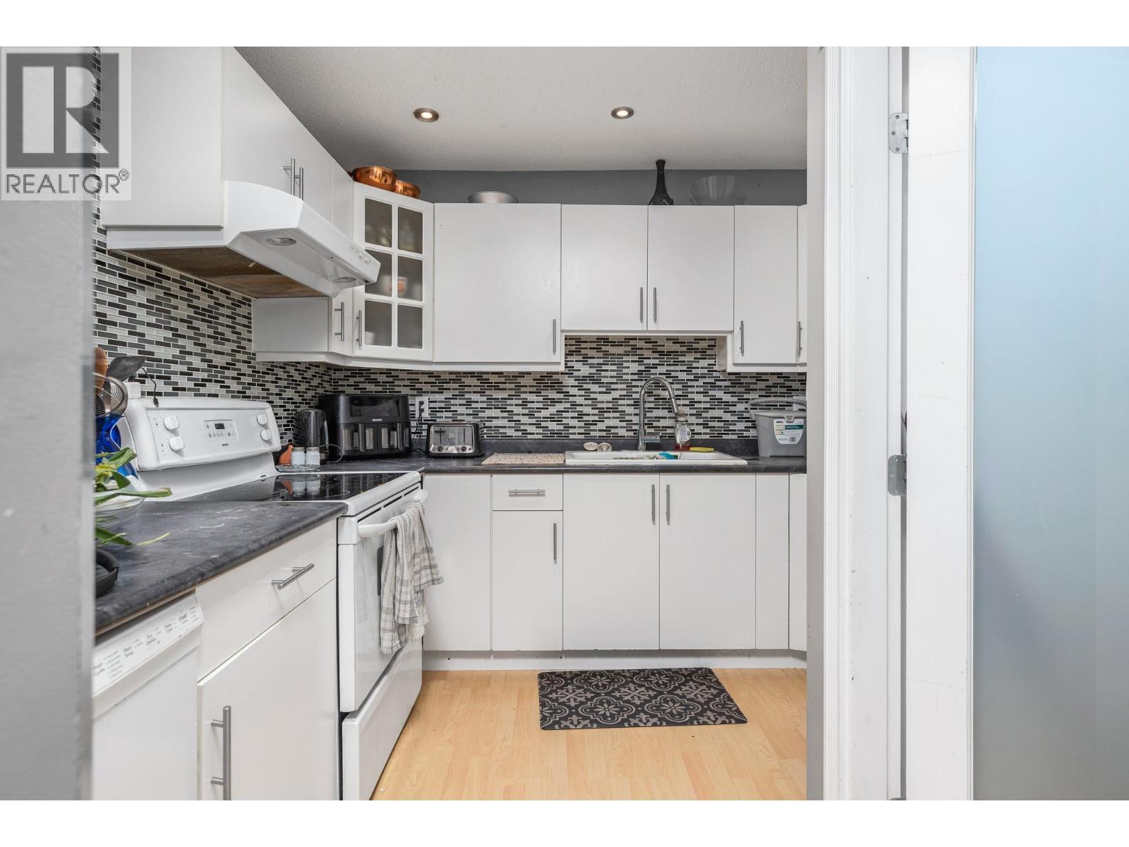 2100 43 Avenue Unit# 205, Vernon, BC - Indoor Photo Showing Kitchen