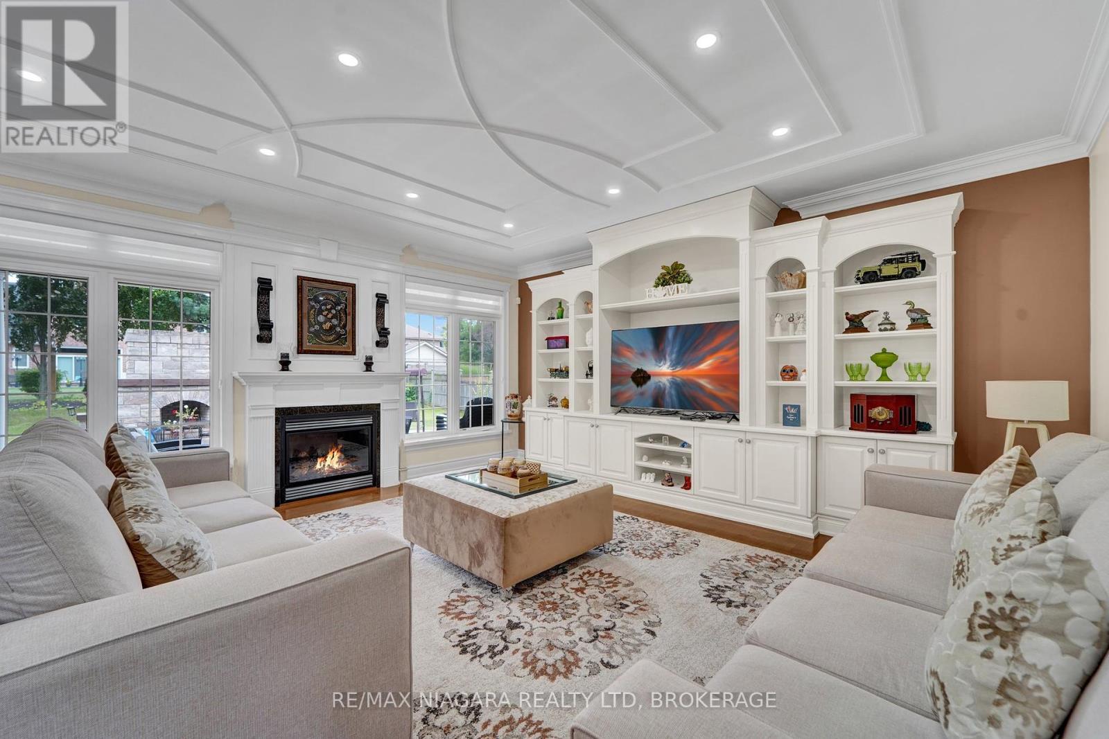 8018 Cathedral Drive, Niagara Falls (Mt. Carmel), ON - Indoor Photo Showing Living Room With Fireplace