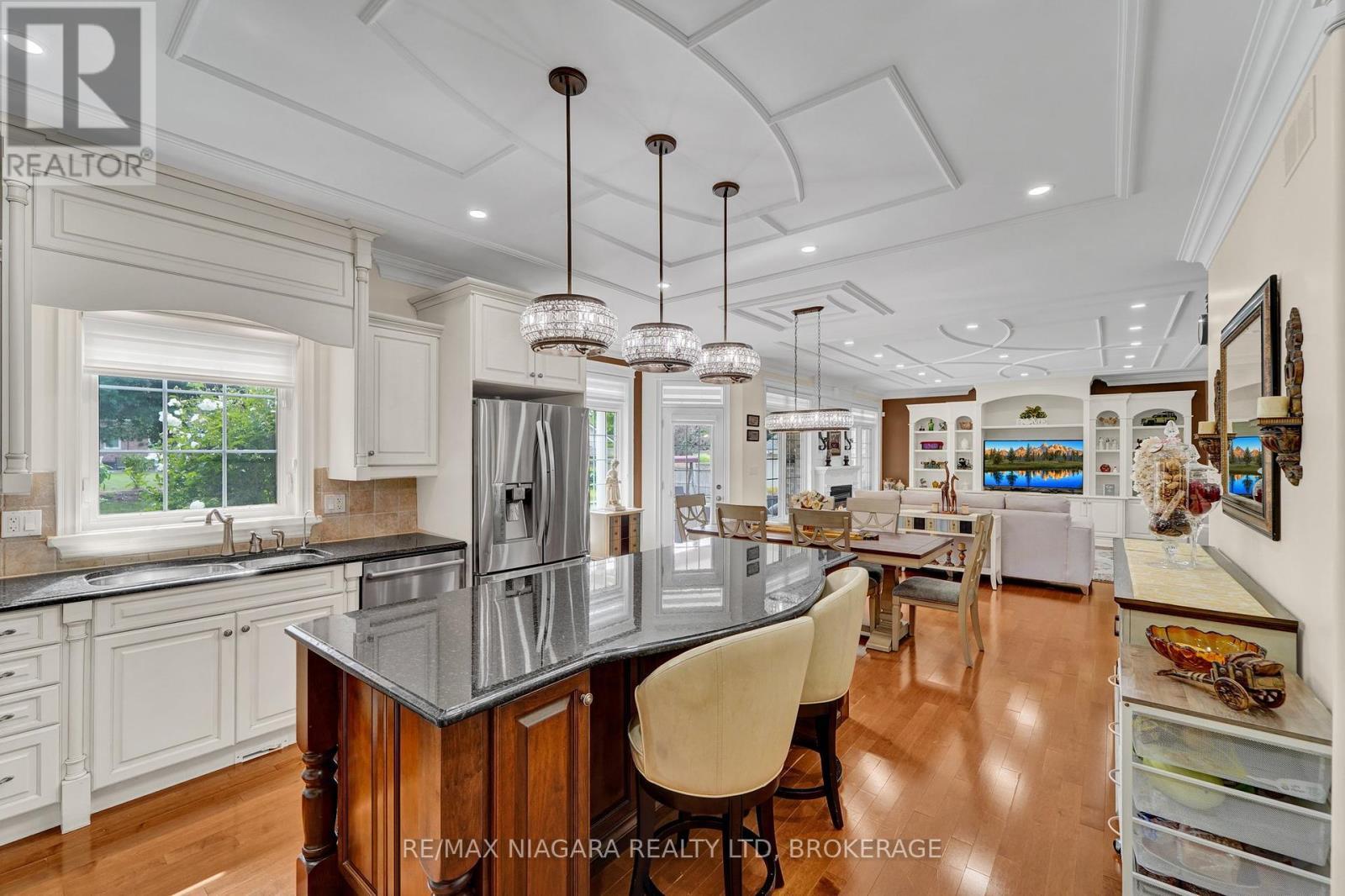 8018 Cathedral Drive, Niagara Falls (Mt. Carmel), ON - Indoor Photo Showing Kitchen With Upgraded Kitchen