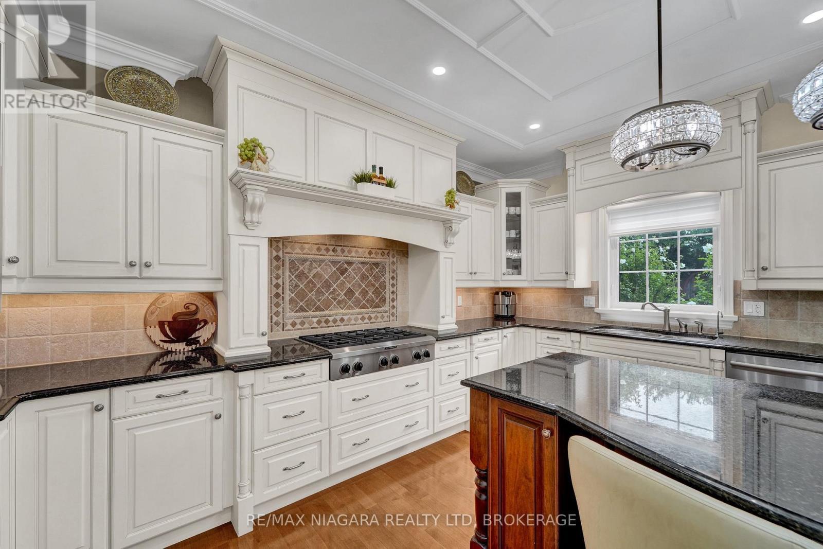 8018 Cathedral Drive, Niagara Falls (Mt. Carmel), ON - Indoor Photo Showing Kitchen With Upgraded Kitchen