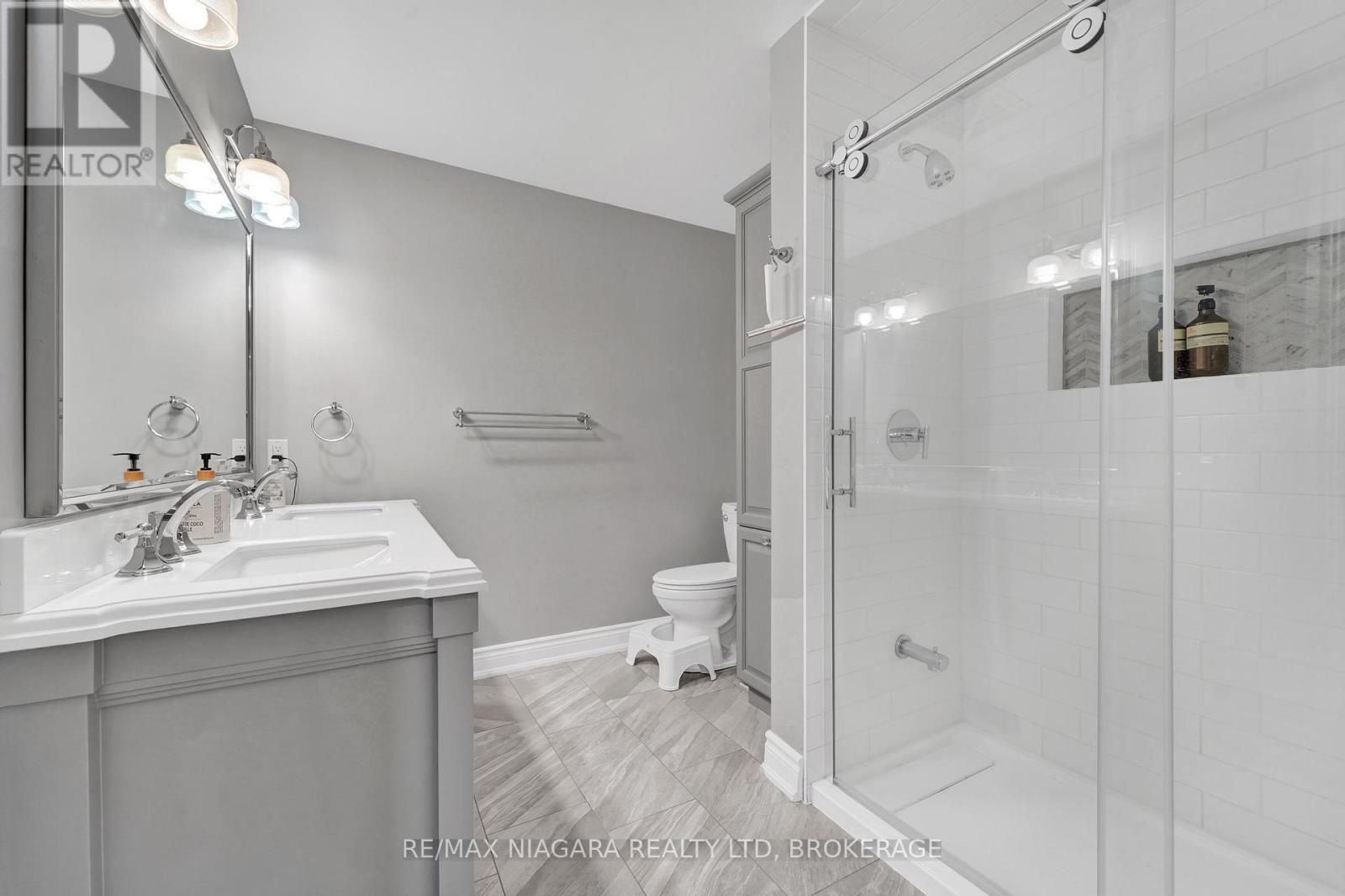 8018 Cathedral Drive, Niagara Falls (Mt. Carmel), ON - Indoor Photo Showing Bathroom