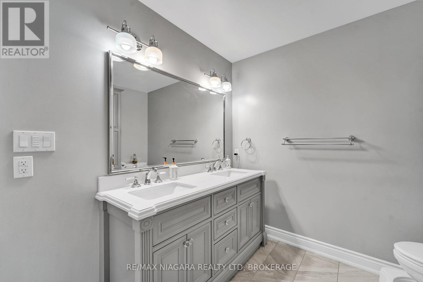 8018 Cathedral Drive, Niagara Falls (Mt. Carmel), ON - Indoor Photo Showing Bathroom