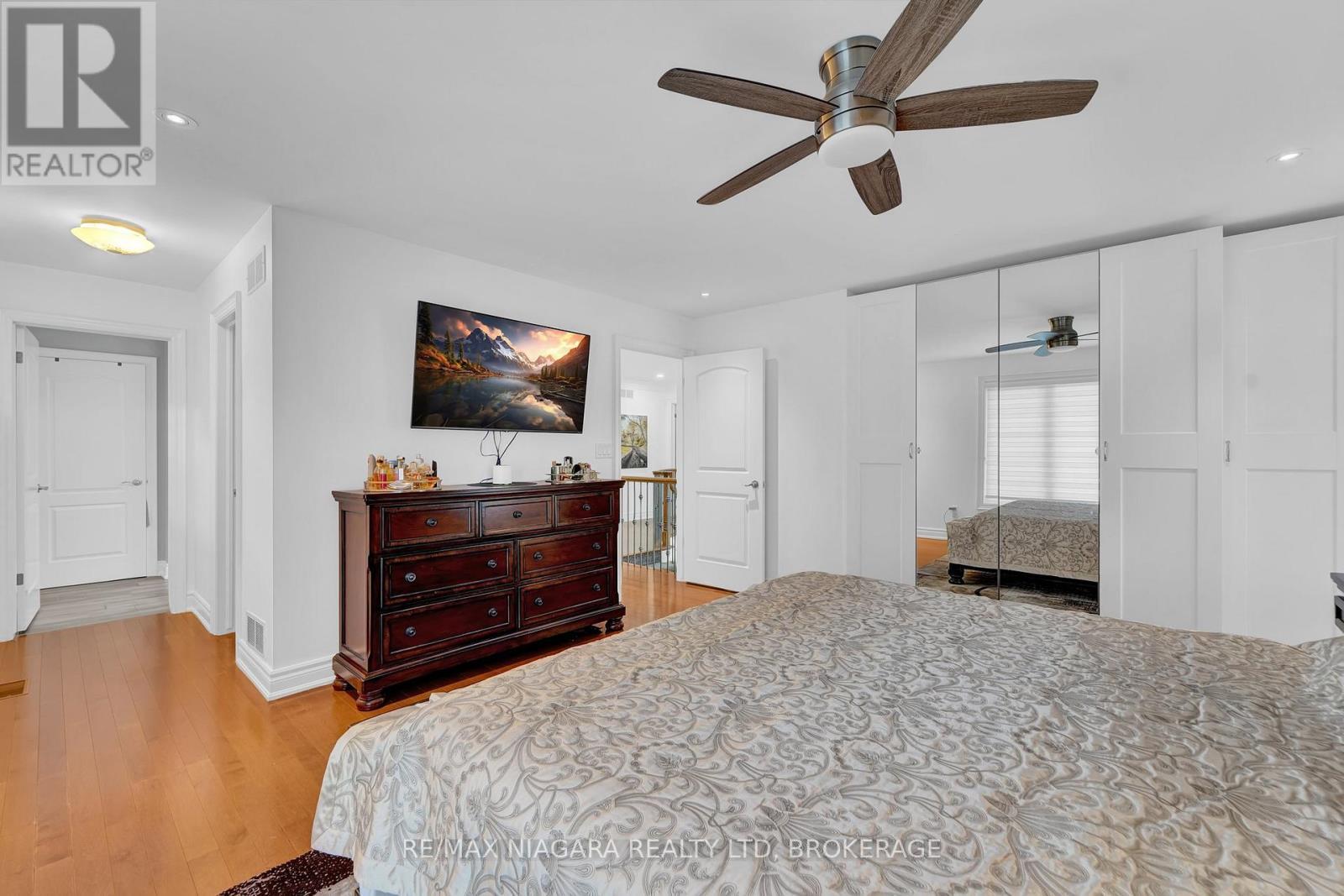 8018 Cathedral Drive, Niagara Falls (Mt. Carmel), ON - Indoor Photo Showing Bedroom
