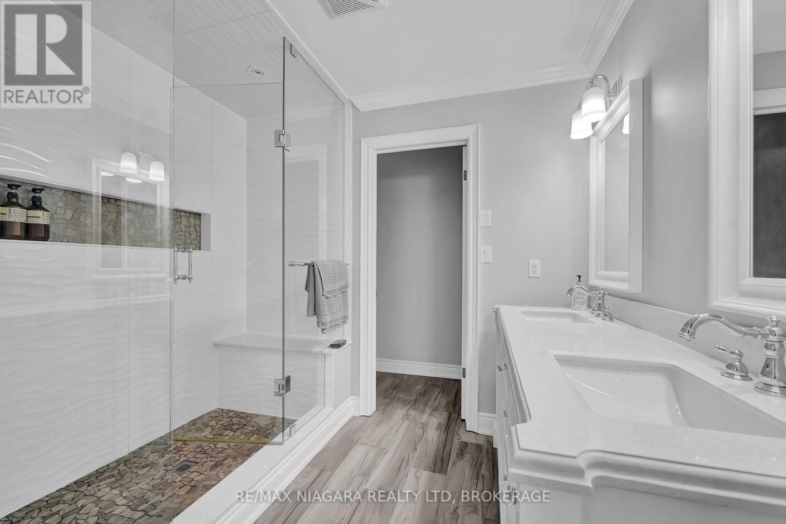 8018 Cathedral Drive, Niagara Falls (Mt. Carmel), ON - Indoor Photo Showing Bathroom