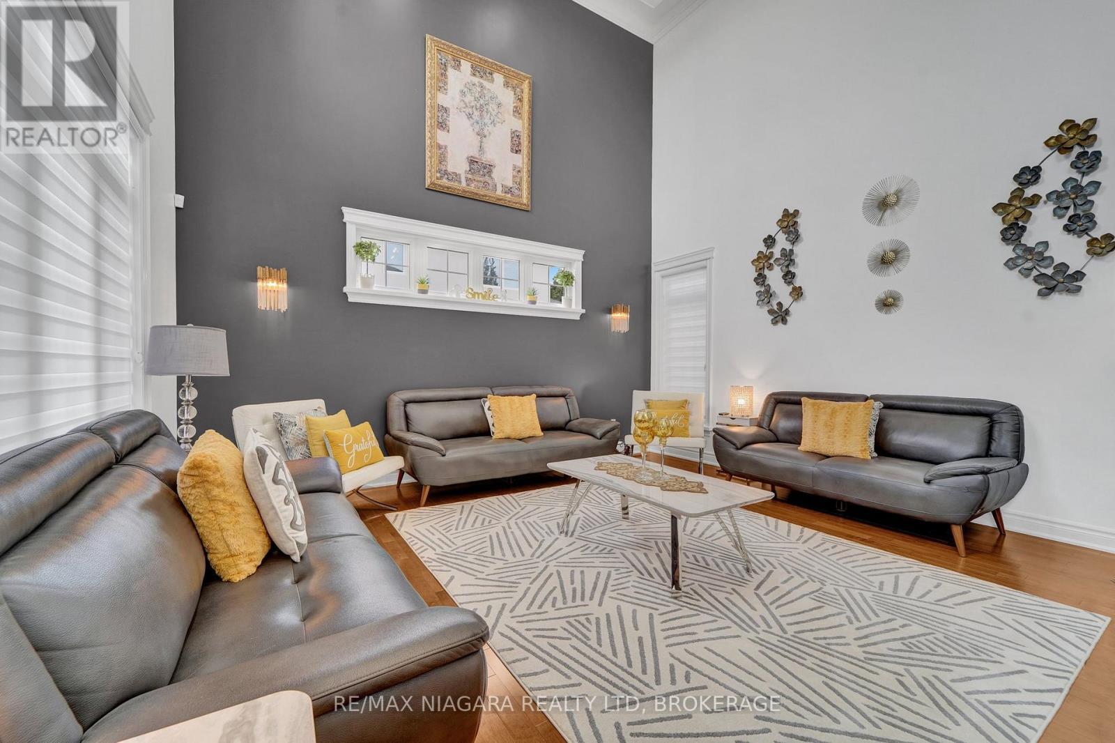 8018 Cathedral Drive, Niagara Falls (Mt. Carmel), ON - Indoor Photo Showing Living Room