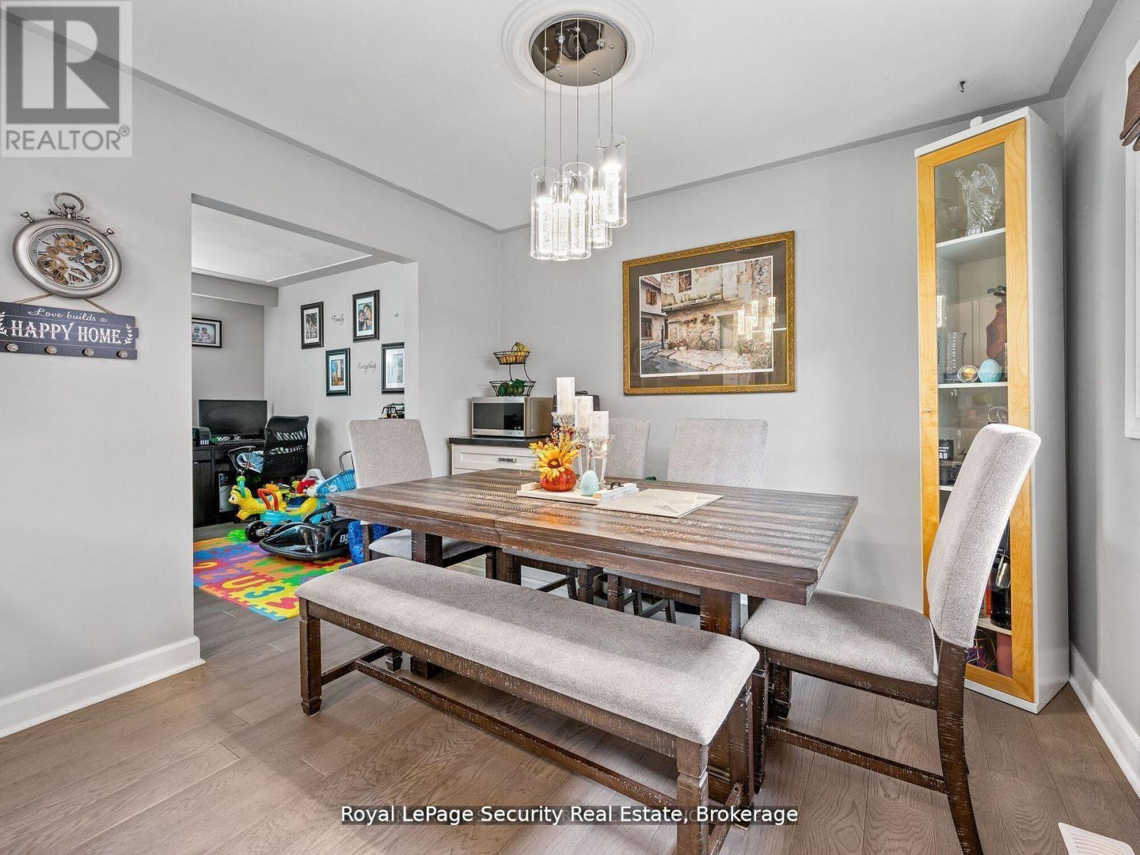 2 Maitland Avenue, Hamilton, ON - Indoor Photo Showing Dining Room