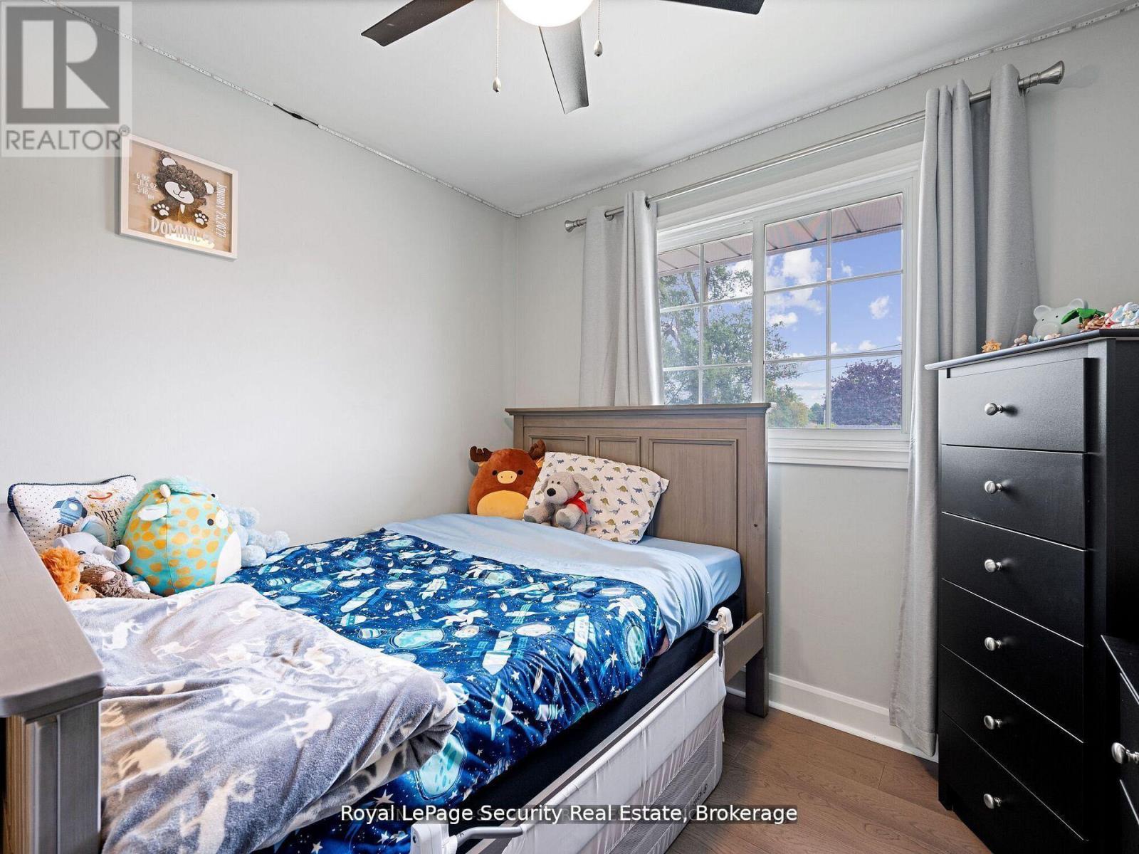 2 Maitland Avenue, Hamilton, ON - Indoor Photo Showing Bedroom