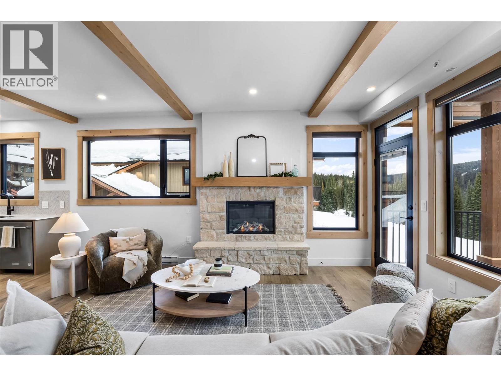 7005 Mcgillivray Lake Drive Unit# 15, Sun Peaks, BC - Indoor Photo Showing Living Room With Fireplace