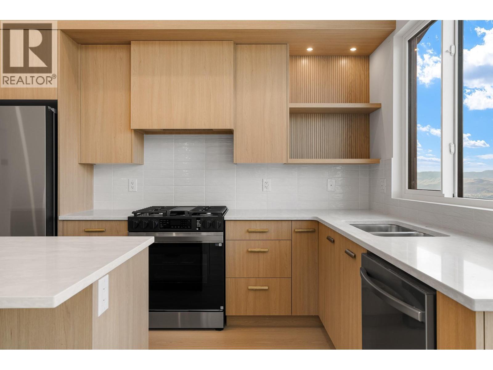 2400 Coldwater Drive Unit# 138, Kamloops, BC - Indoor Photo Showing Kitchen With Double Sink