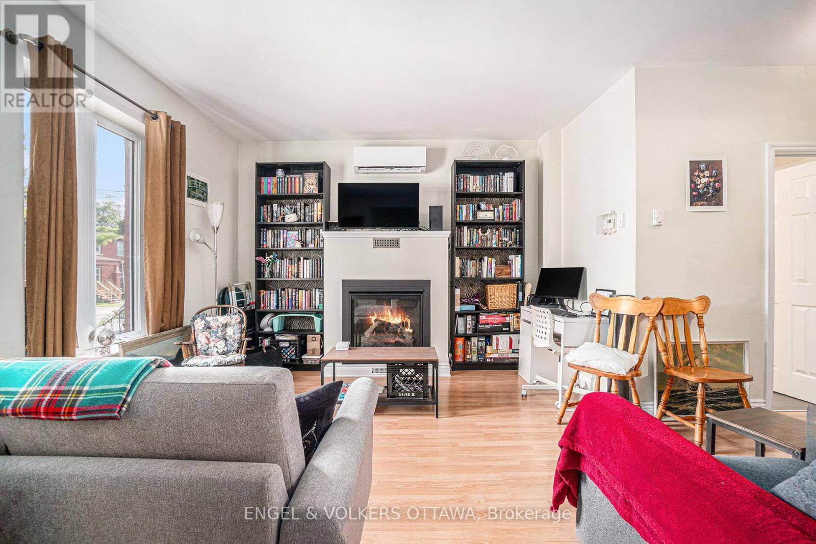 543 Mcleod Street, Ottawa, ON - Indoor Photo Showing Living Room With Fireplace