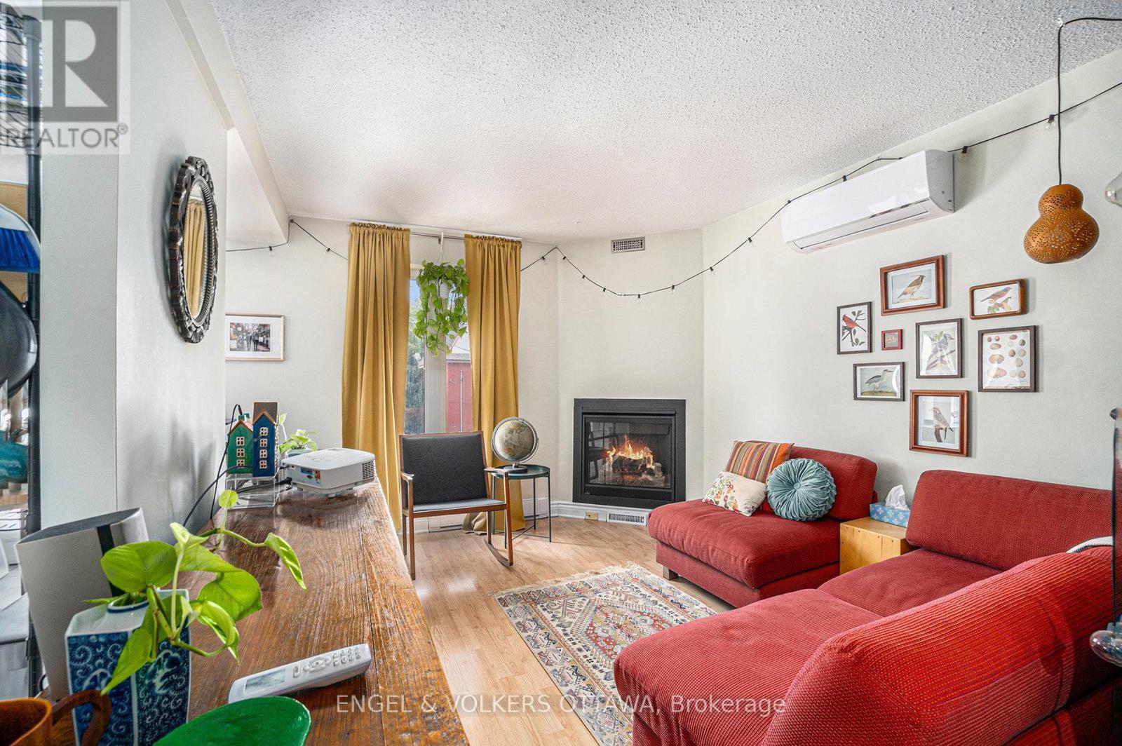 543 Mcleod Street, Ottawa, ON - Indoor Photo Showing Living Room With Fireplace