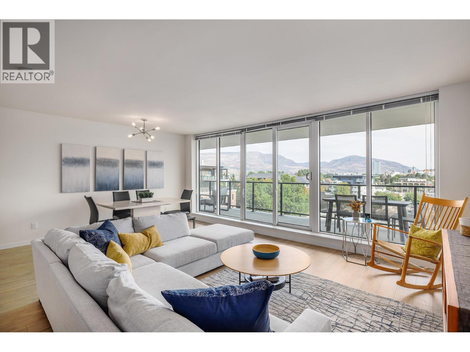 485 Groves Avenue Unit# 607, Kelowna, BC - Indoor Photo Showing Living Room