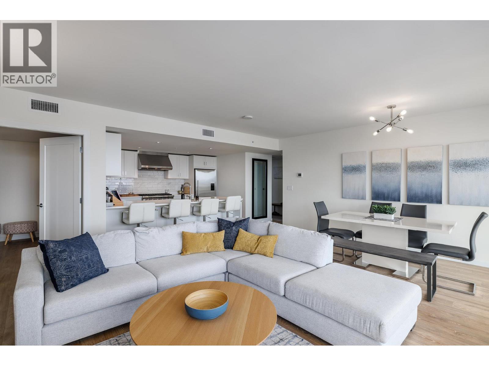 485 Groves Avenue Unit# 607, Kelowna, BC - Indoor Photo Showing Living Room