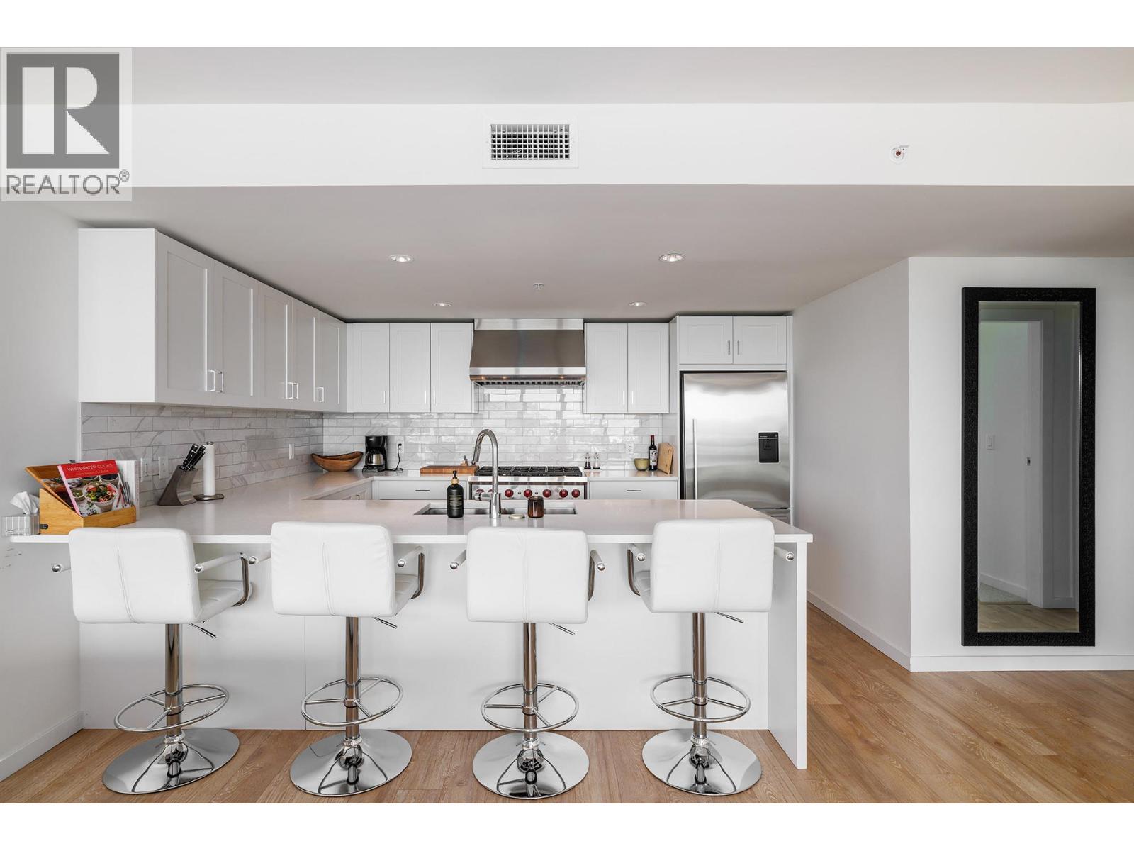 485 Groves Avenue Unit# 607, Kelowna, BC - Indoor Photo Showing Kitchen With Upgraded Kitchen