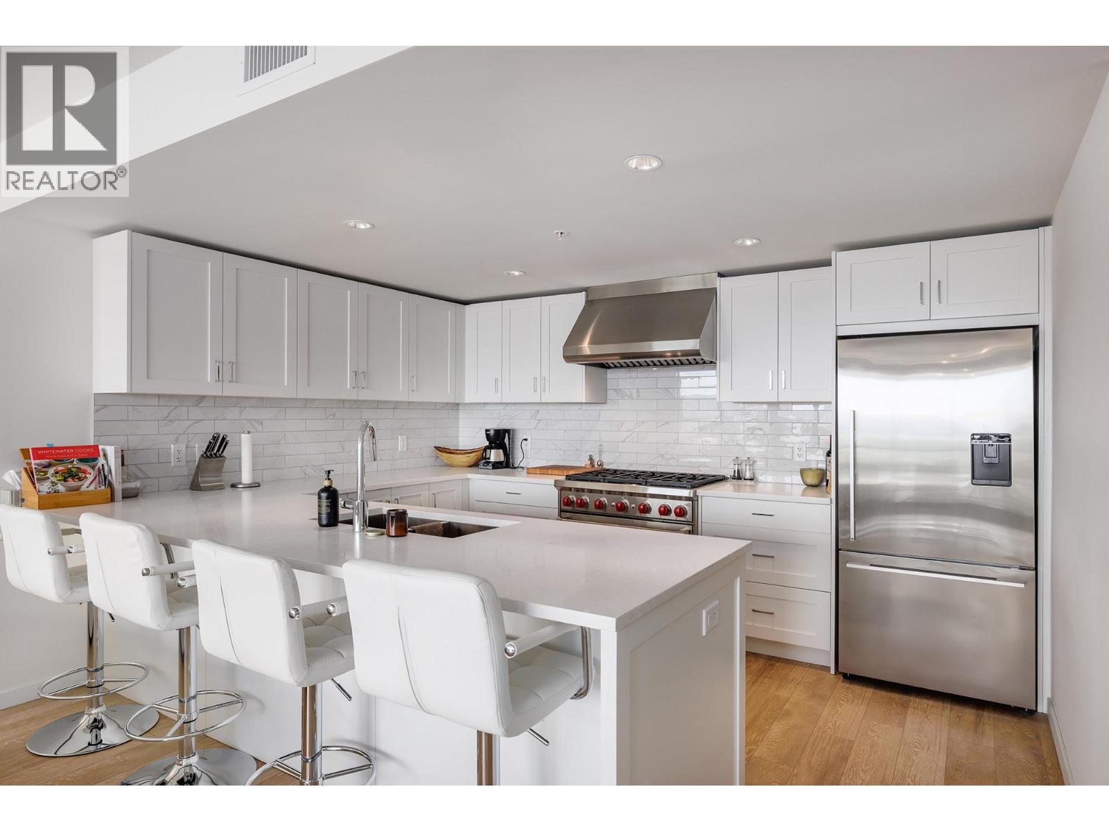 485 Groves Avenue Unit# 607, Kelowna, BC - Indoor Photo Showing Kitchen With Upgraded Kitchen