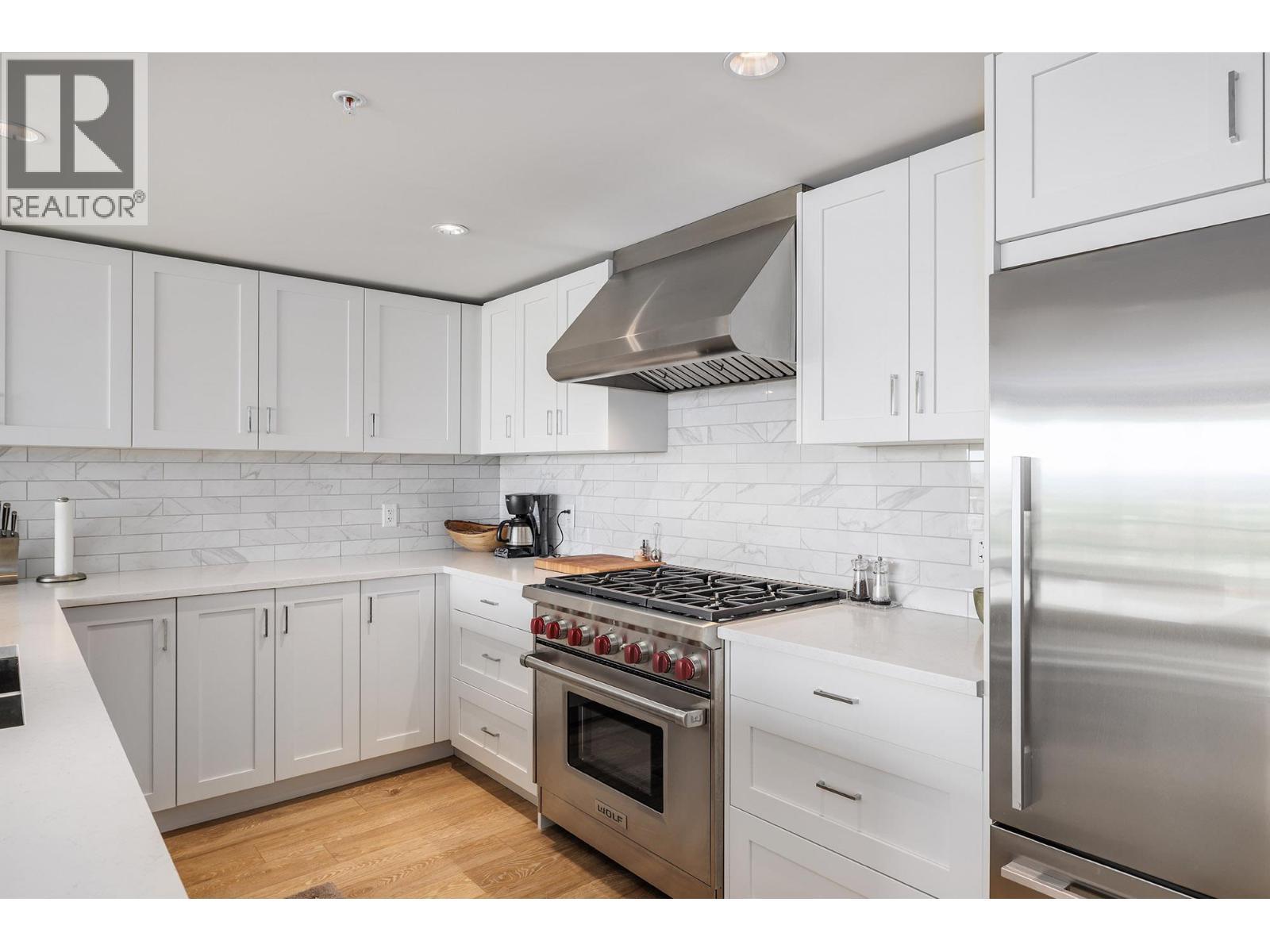 485 Groves Avenue Unit# 607, Kelowna, BC - Indoor Photo Showing Kitchen With Upgraded Kitchen